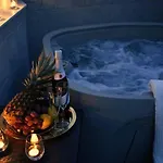 New Townhouse In The Heart Of With Jacuzzi