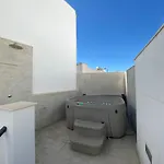 度假居 New Townhouse In The Heart Of With Jacuzzi 内尔哈