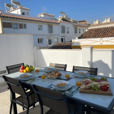 Vakantiehuis New Townhouse In The Heart Of With Jacuzzi