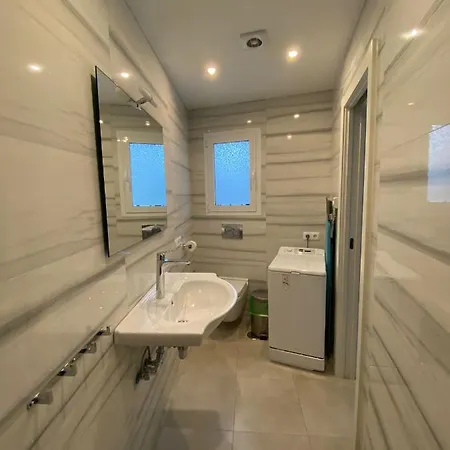 New Townhouse In The Heart Of With Jacuzzi Holiday home Nerja