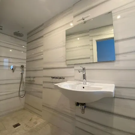 New Townhouse In The Heart Of With Jacuzzi *