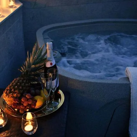 New Townhouse In The Heart Of With Jacuzzi