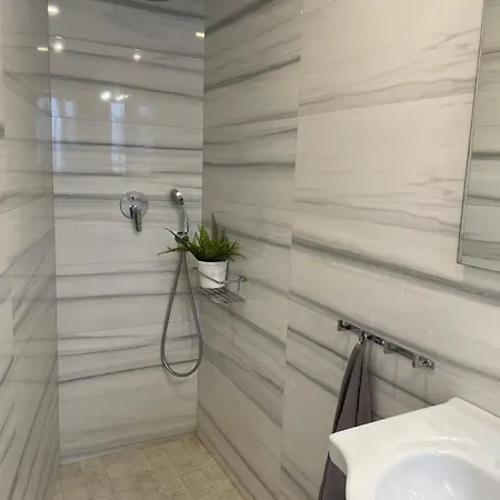 펜션 New Townhouse In The Heart Of With Jacuzzi *