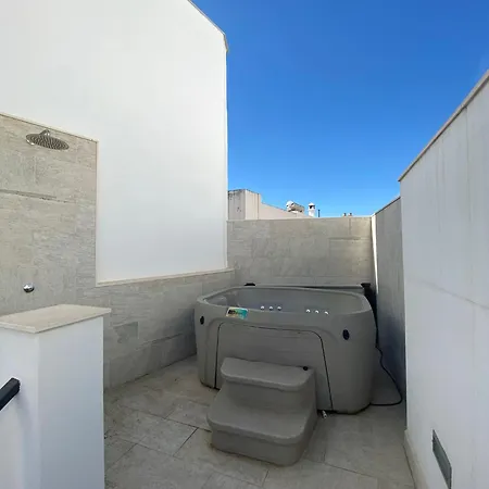 Сasa de vacaciones New Townhouse In The Heart Of With Jacuzzi Nerja