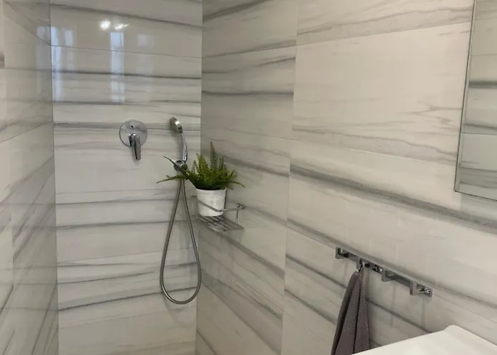 Hébergement de vacances New Townhouse In The Heart Of With Jacuzzi *