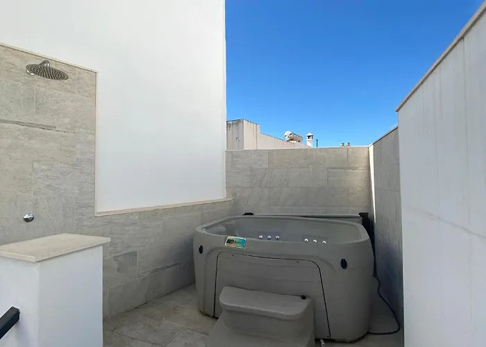 Дом отдыха New Townhouse In The Heart Of With Jacuzzi Нерха