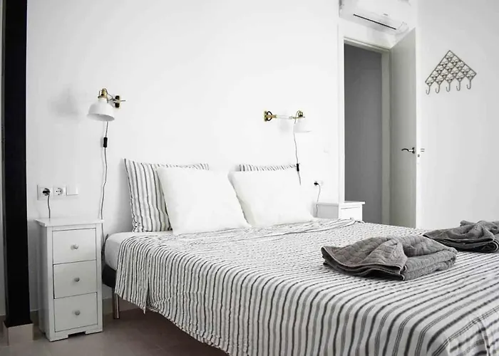 Dom wakacyjny New Townhouse In The Heart Of With Jacuzzi Nerja