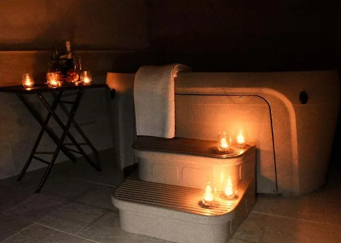 New Townhouse In The Heart Of With Jacuzzi