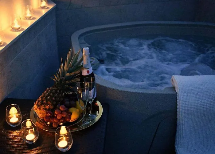 New Townhouse In The Heart Of With Jacuzzi