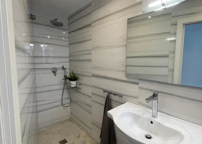 Dom wakacyjny New Townhouse In The Heart Of With Jacuzzi