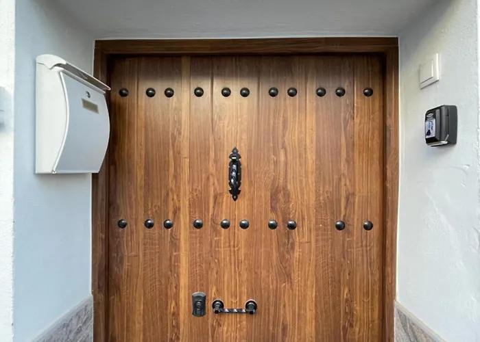 Vakantiehuis New Townhouse In The Heart Of With Jacuzzi *