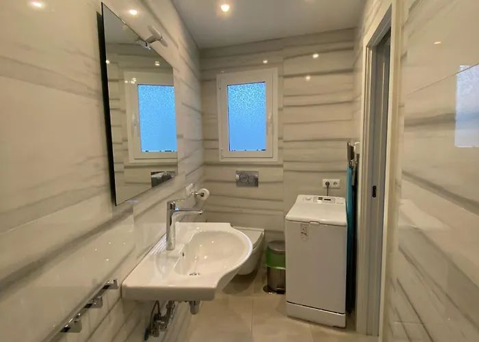 Vakantiehuis New Townhouse In The Heart Of With Jacuzzi Nerja